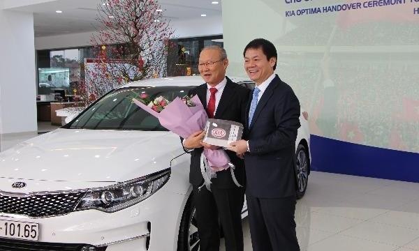 THACO trao tặng xe Kia Optima cho HLV Park Hang Seo