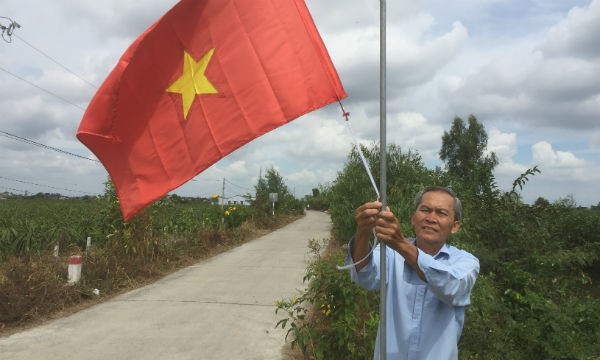 Lão nông hồ hởi kể chuyện bên con đường bê tông vừa xây xong