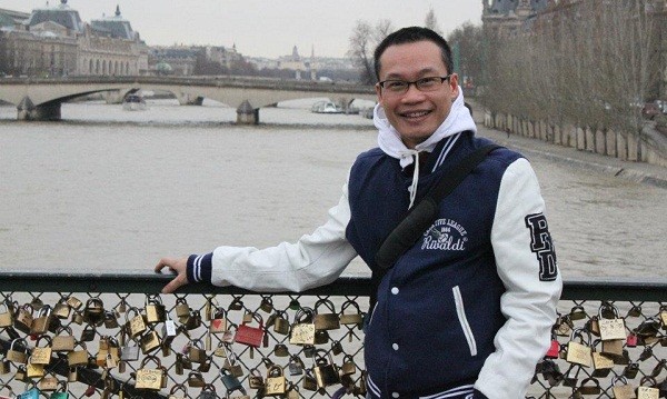 Tác giả bên cầu Pont des Arts