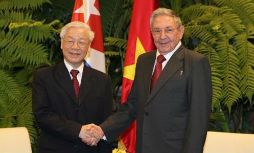 Đồng chí Raul Castro Ruz, Bí thư Thứ nhất Ban Chấp hành Trung ương Đảng Cộng sản Cuba, Chủ tịch Hội đồng Nhà nước và Hội đồng Bộ trưởng Cộng hòa Cuba đón Tổng Bí thư Nguyễn Phú Trọng