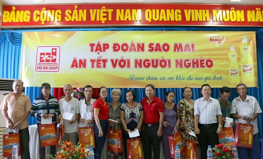 Chương trình Sao Mai ăn tết với người nghèo tại phường Mỹ Long, TP. Long Xuyên, An Giang