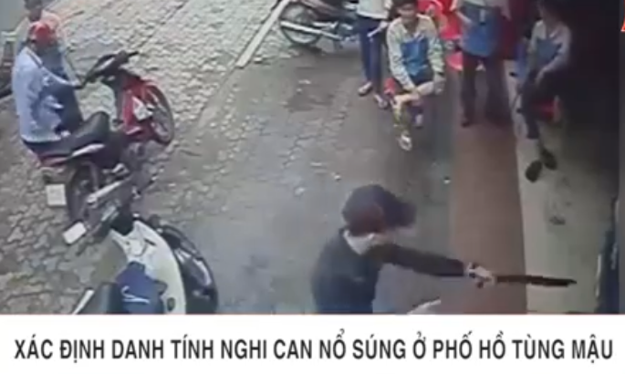 Hành vi Tùng rút súng bắn người đã bị camera tại cửa hàng sửa xe ghi lại