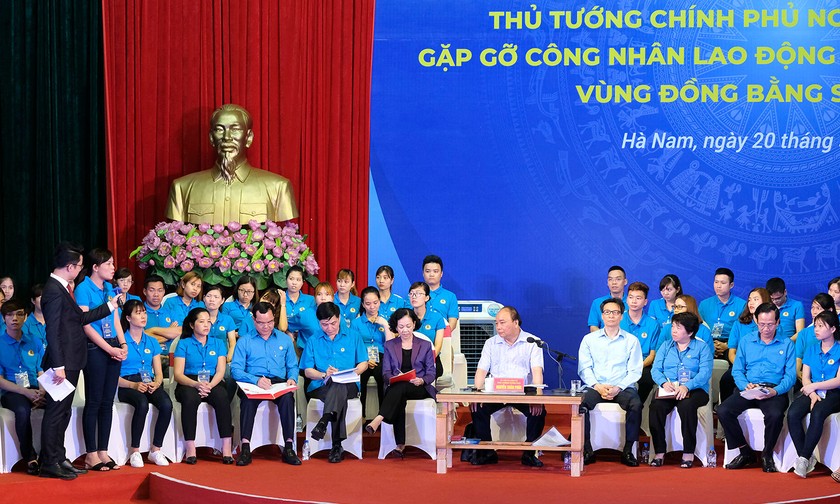 Thủ tướng lắng nghe, giải đáp thắc mắc của công nhân