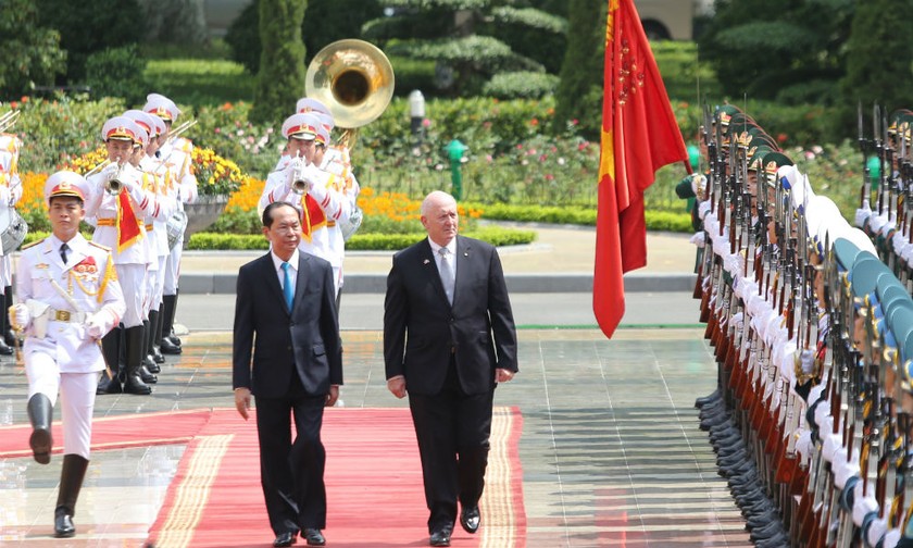 Chủ tịch nước Trần Đại Quang và Toàn quyền Australia Peter Cosgrove duyệt Đội Danh dự. 
Ảnh: VGP