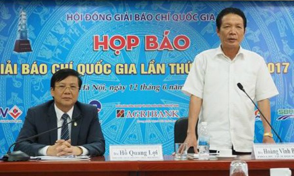 Thứ trưởng Bộ Thông tin và Truyền thông Hoàng Vĩnh Bảo và Phó Chủ tịch thường trực Hội Nhà báo Việt Nam Hồ Quang Lợi đồng chủ trì họp báo Giải Báo chí Quốc gia lần thứ XII - năm 2017. Ảnh ANTĐ