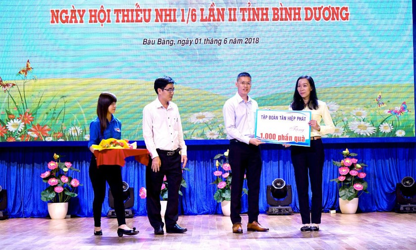 Đại diện Tập đoàn Tân Hiệp Phát trao bảng tượng trưng 1000 phần quà cho Quỹ Bảo trợ trẻ em tỉnh Bình Dương