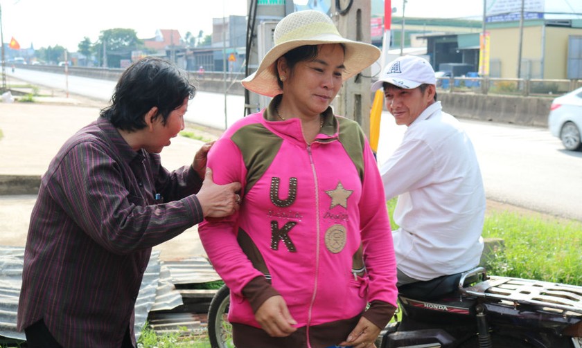 Ngày ngày đứng bên QL1, cứ ai đi qua là bà Khánh (bên trái) níu lại kể chuyện “bị cướp nhà”