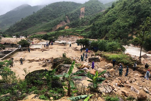 Khung cảnh tan hoang một nơi lũ quét tràn qua