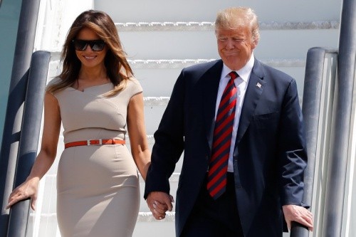 Tổng thống Mỹ Donald Trump và đệ nhất phu nhân Melania hôm nay xuống sân bay Stansted. Ảnh: AFP/VnE