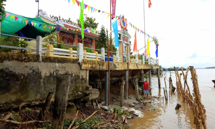 Ngôi đình này trước có một khoảng sân rộng nhưng vì sạt lở đến nay đã nằm sát miệng sông và có nguy cơ lún sụp