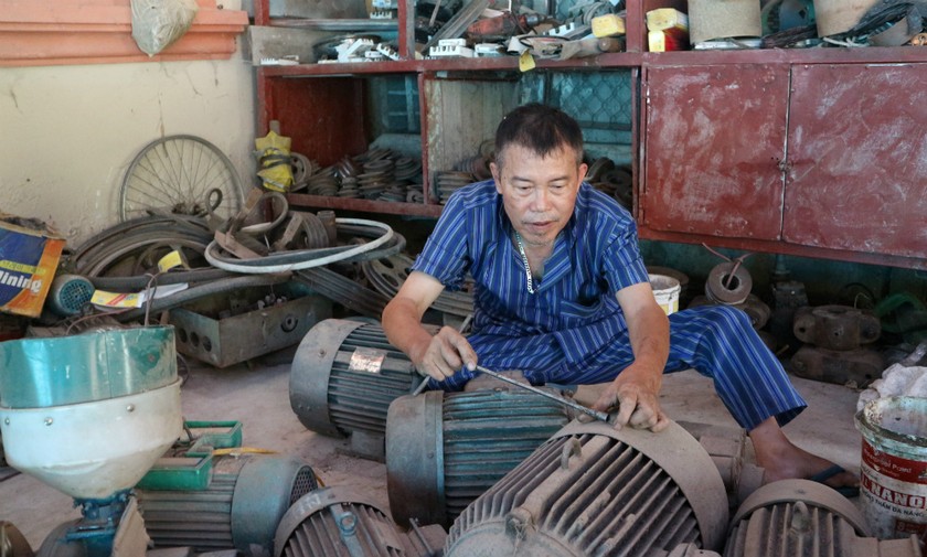 Dù hai chân bị liệt nhưng ông Trang không ngừng phấn đấu, học hỏi, chế tạo máy móc, thang máy