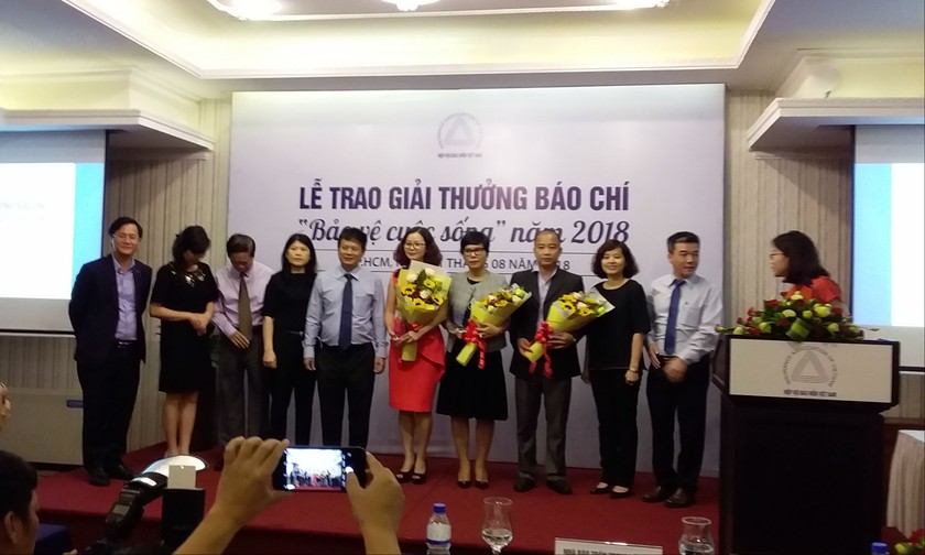 Ban tổ chức trao giải thưởng “Bảo vệ cuộc sống 2018” cho các tác giải đoạt giải