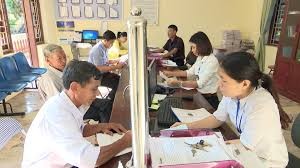 Người dân đến làm thủ tục hành chính tại bộ phận tiếp nhận hồ sơ và trả kết quả tại UBND xã