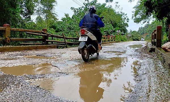 Người dân vất vả di chuyển qua cầu Tủm Tó thuộc tỉnh lộ 254