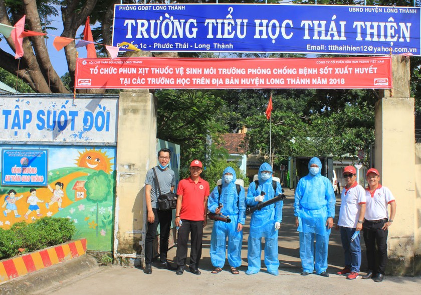 Triển khai công tác phun xịt thuốc phòng chống dịch bệnh tay chân miệng và sốt xuất huyết tại trường Tiểu học Thái Thiện