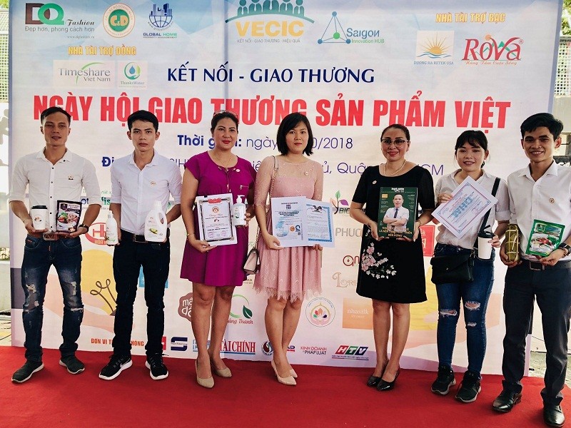 Ban lãnh đạo Công ty TNHH Trái Tim Nhân Hậu tại triển lãm