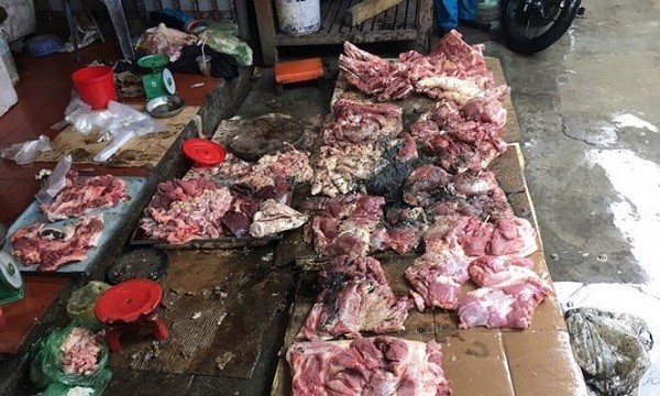 Luật sư cho rằng việc hất 2 kg nhớt thải thì không thể làm hỏng tới 78kg thịt trâu. Ảnh minh họa