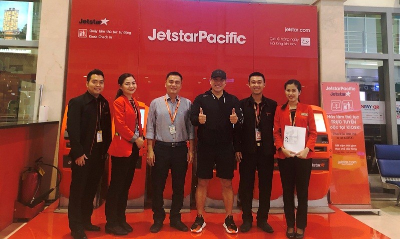 Đại diện Jetstar Pacific đã tiến hành trao trả lại toàn bộ số tiền và túi xách cho chủ nhân sở hữu