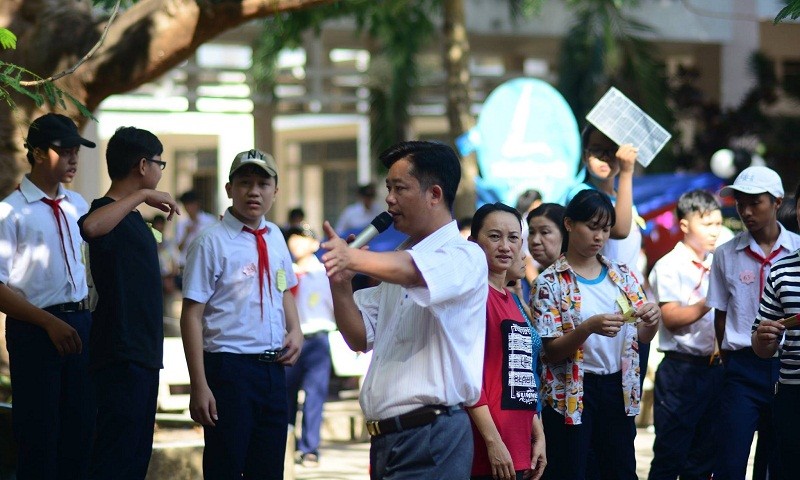 Thầy Lộc trong vai trò là người dẫn đầu các hoạt động Đội của trường