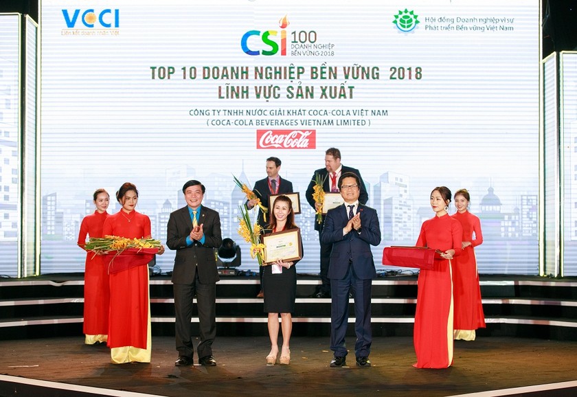 Ông Vũ Tiến Lộc - Chủ tịch phòng Thương mại & Công nghiệp Việt Nam (VCCI) & Ông Bùi Văn Cường - Ủy viên Trung Ương Đảng, chủ tịch Tổng liên đoàn lao động Việt Nam trao giải cho đại diện Coca-Cola