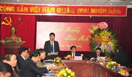 Đại diện Cục Thuế TP Hà Nội báo cáo kết quả thu ngân sách với lãnh đạo 
Hà Nội, Bộ Tài chính