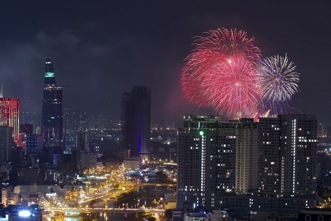 Pháo hoa nghệ thuật tầm cao được bắn lên tại hầm vượt sông Sài Gòn, quận 2. (Ảnh: Quang Nhựt/TTXVN)