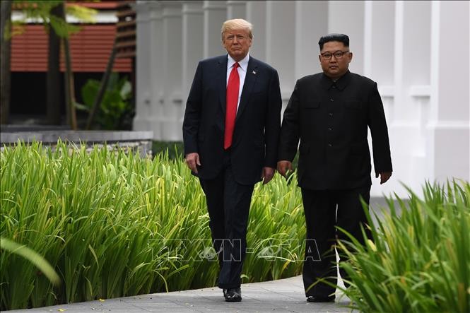 Tổng thống Mỹ Donald Trump (trái) và nhà lãnh đạo Triều Tiên Kim Jong-un tại hội nghị thượng đỉnh lịch sử lần đầu tiên, tại Singapore tháng 6/2018. Ảnh: AFP/TTXVN