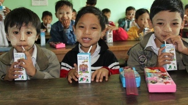 Hình ảnh học sinh tại Myanmar uống sữa trong trường học (nguồn: internet) De an sua hoc duong: Vi tam voc tre em Viet Nam hinh anh 2