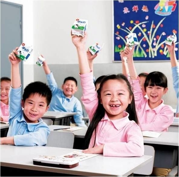 Hình ảnh học sinh tại Trung Quốc uống sữa trong trường học (nguồn: internet) De an sua hoc duong: Vi tam voc tre em Viet Nam hinh anh 6