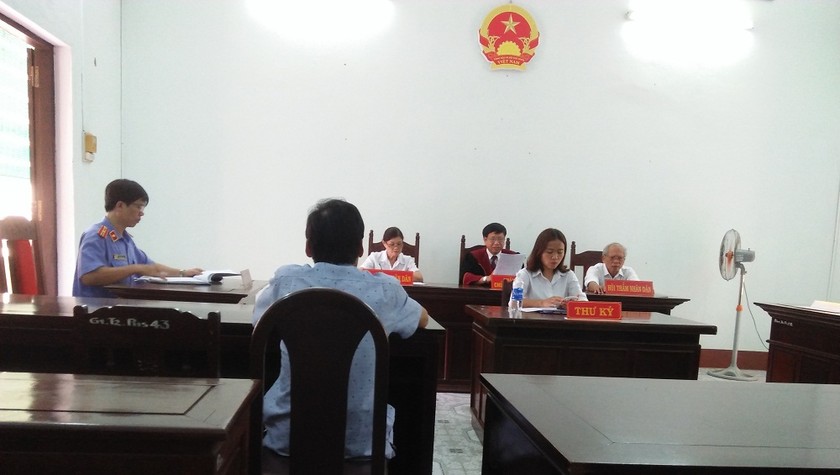 1 cú đấm, 3 cái răng cửa, 2 năm tranh chấp