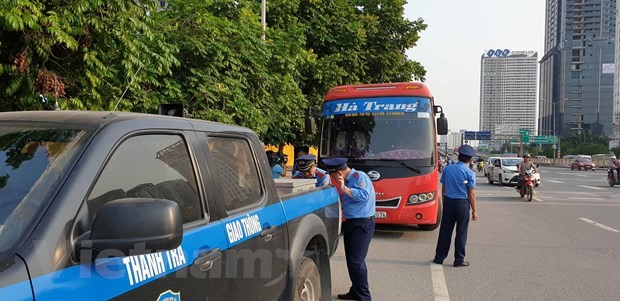 Thanh tra giao thông xử lý chiếc xe vi phạm (Ảnh: CTV Huế Văn)