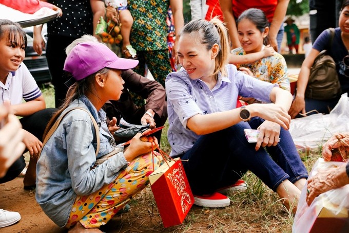 Mỹ Tâm chuyện trò và tặng quà trẻ em nghèo