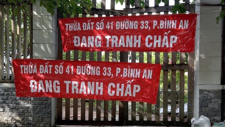 Nạn nhân treo bảng thông báo khu đất đang tranh chấp