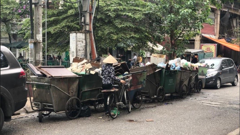 Điểm tập kết rác ngay sát nhà dân ngõ 135 Đội Cấn gây ô nhiễm môi trường