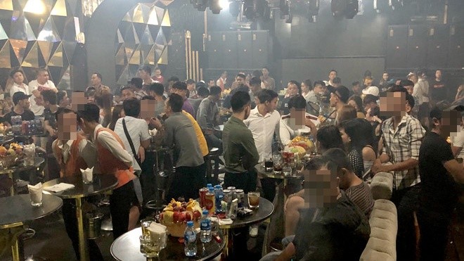 Cảnh sát TP HCM kiểm tra một quán bar