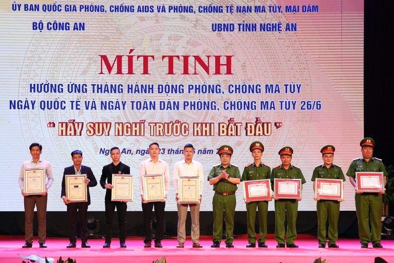 Các tập thể, cá nhân nhận bằng khen trong công tác phòng, chống ma túy tại lễ mít tinh