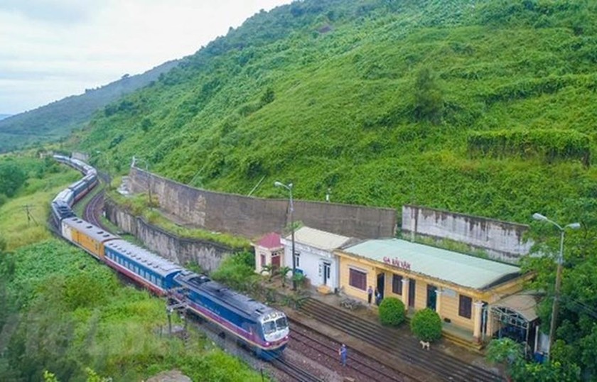 Tàu khách lưu thông qua đèo Hải Vân. (Ảnh: Minh Sơn/Vietnam+)