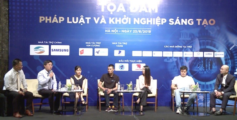 Chủ tịch HĐQT Công ty CPĐT Fintech Green Đoàn Trung Duy (người ngoài cùng bên phải) tham gia tọa đàm Pháp luật và khởi nghiệp sáng tạo