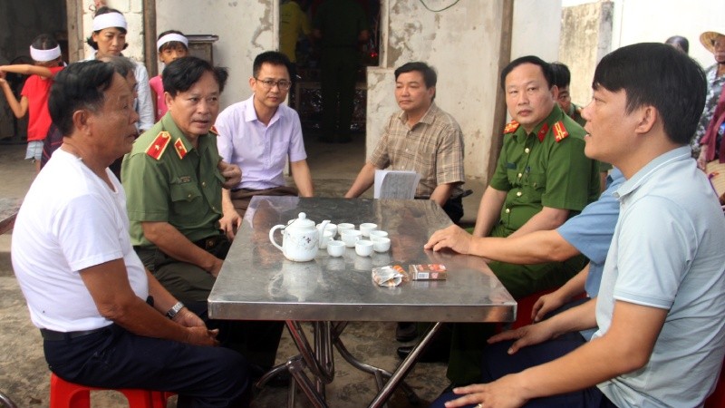 Đoàn công tác trao quà động viên cho gia đình ngư dân Nguyễn Văn Hòa
