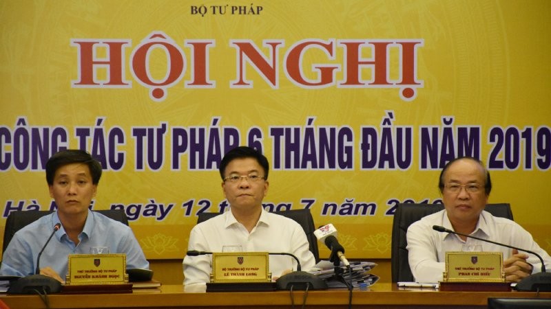 Bộ trưởng Lê Thành Long (giữa) chủ trì Hội nghị sơ kết công tác tư pháp 6 tháng đầu năm 2019