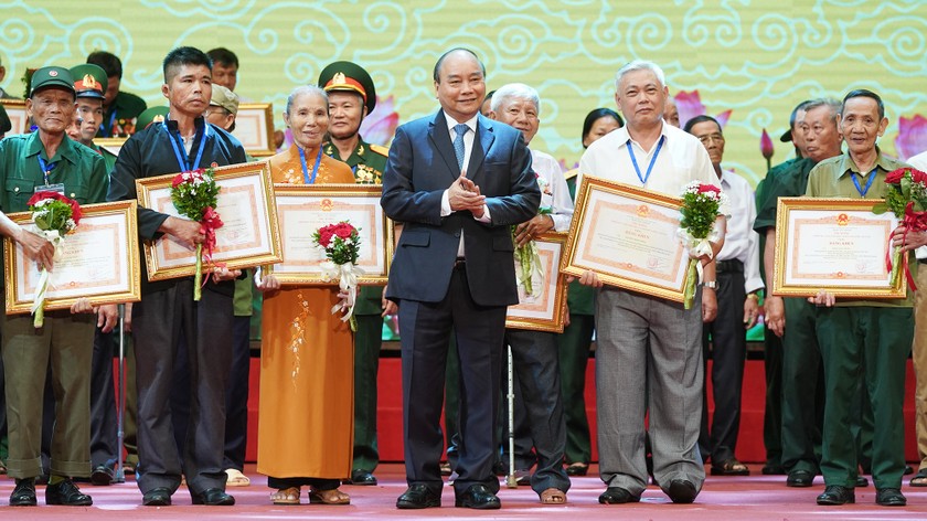 Thủ tướng trao Bằng khen cho các thương binh nặng tiêu biểu