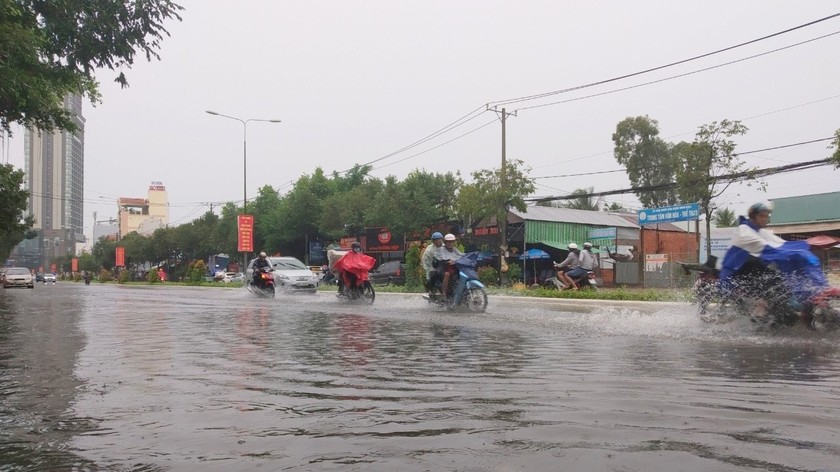 Mưa lớn gây ngập trên đường tại Cần Thơ