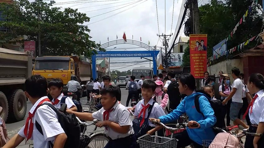 Học sinh tan học tiềm ẩn rủi ro vì xe ben đang lưu thông mật độ cao