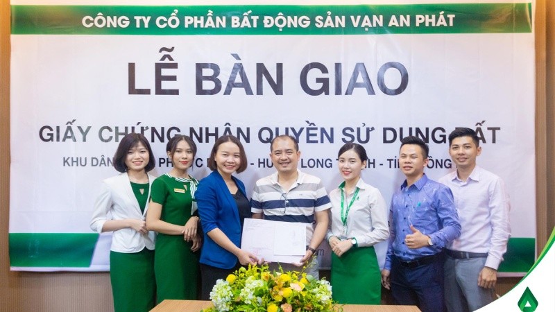 Công ty Vạn An Phát long trọng trao GCNQSDĐ cho khách hàng tại dự án Golden Town