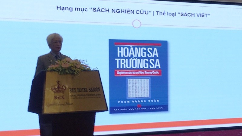 Công trình “Hoàng Sa, Trường Sa - Nghiên Cứu Từ Sử Liệu Trung Quốc” (Phạm Hoàng Quân, NXB Văn Hóa - Văn Nghệ, 2014) được xướng danh trong hạng mục sách nghiên cứu của Giải Sách Hay 2019. Ảnh: Võ Anh Tuấn