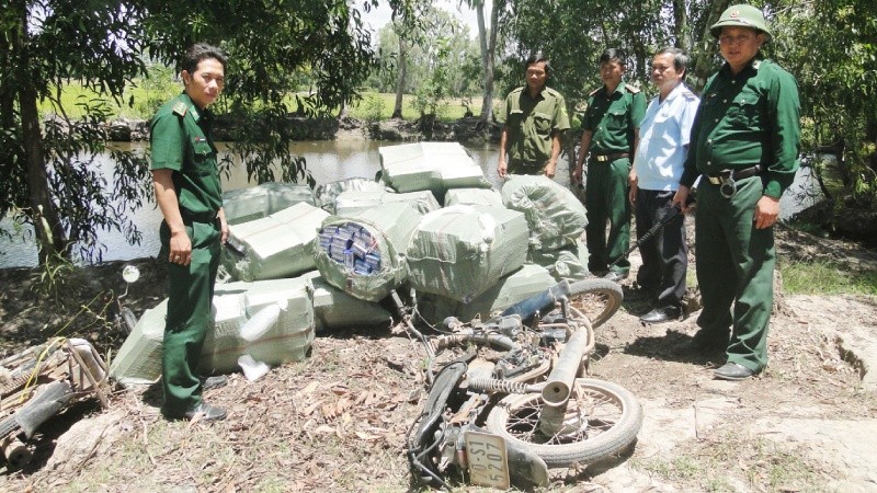 Một số đối tượng buôn lậu khi bị phát hiện, bắt giữ thường rất manh động, chống đối lực lượng làm nhiệm vụ