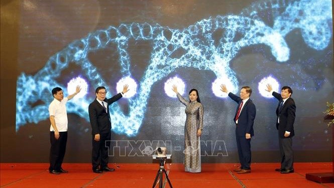Bộ trưởng Bộ Y tế Nguyễn Thị Kim Tiến cùng các đại biểu thực hiện nghi thức khai trương Cổng hỗ trợ giao dịch điện tử y tế.