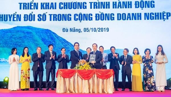 Ngày 5/10/2019, VCCI và VNPT chính thức ký kết Thỏa thuận hợp tác xây dựng và triển khai Chương trình hành động hỗ trợ chuyển đổi số trong cộng đồng doanh nghiệp