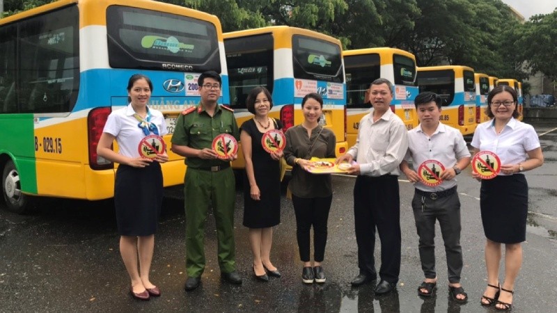 Tuyên truyền thông điệp “Đã uống rượu bia, không lái xe” tại Trạm xe buýt Xuân Diệu, TP Đà Nẵng