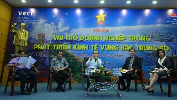 Các chuyên gia và đại diện một số tỉnh Bắc Trung bộ tìm giải pháp phát triển kinh tế vùng